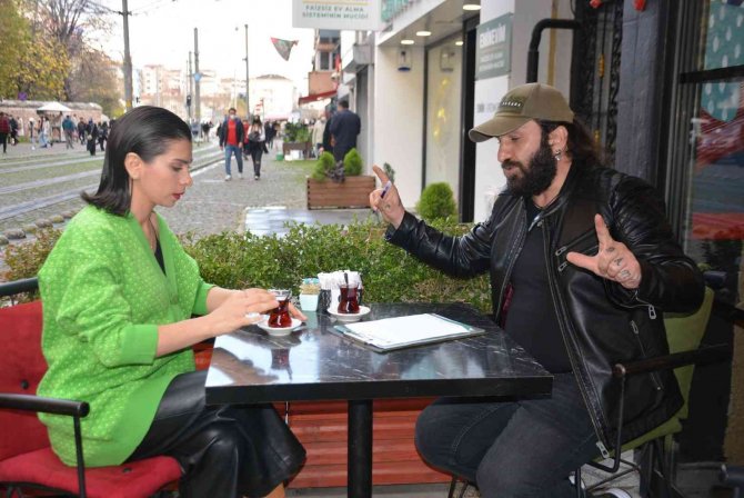 Sanattan Kazandıklarını, Sosyal Sorumluluklara Harcıyor