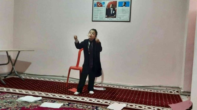 Köyüne Açtığı Kursla Köy Sakinlerine Tiyatroyu Sevdirdi