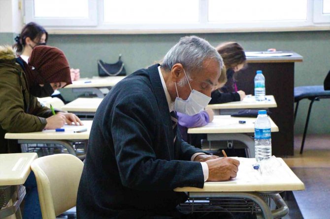 Torunu Yaşındakilerle Aynı Sırada: Görenler Akademisyen Sanıyor