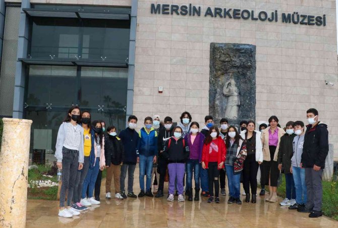 Mersin Büyükşehir Belediyesi’nin Kent Turu Projesiyle Öğrenciler Sanatla Buluştu