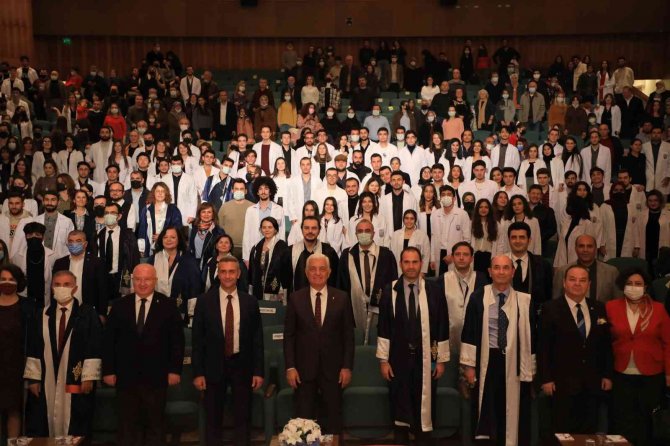 Doktor Başkan, Geleceğin Hekimlerine Beyaz Önlük Giydirdi