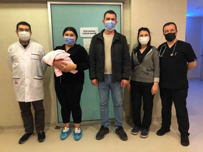 Sırtında Kese İle Doğan Bebeğe Başarılı Müdahale