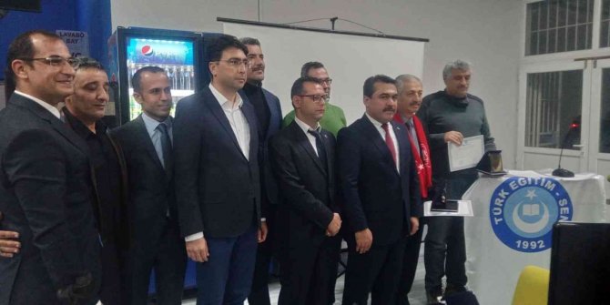 Görevini Öğrencisine Teslim Etti