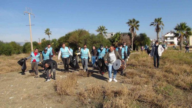 Davul Eşliğinde Sahilde Temizlik, Ruslar Da Eşlik Etti