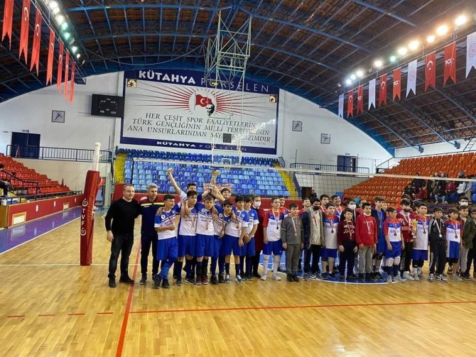 Simav’ın Yıldız Erkek Voleybol Takımı İl Şampiyonu Oldu
