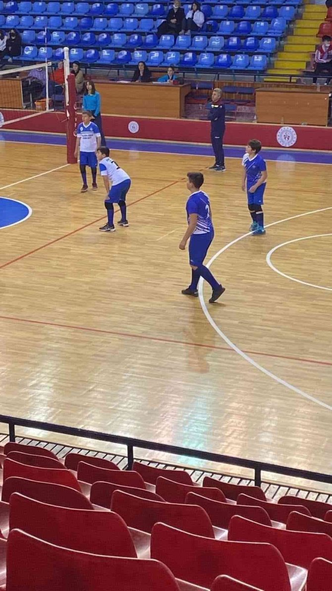 Simav’ın Yıldız Erkek Voleybol Takımı İl Şampiyonu Oldu