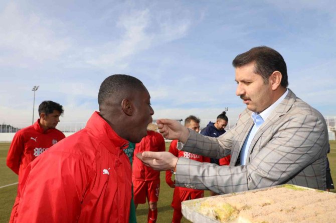Vali Ayhan’dan Sivasspor’a Baklava Dopingi