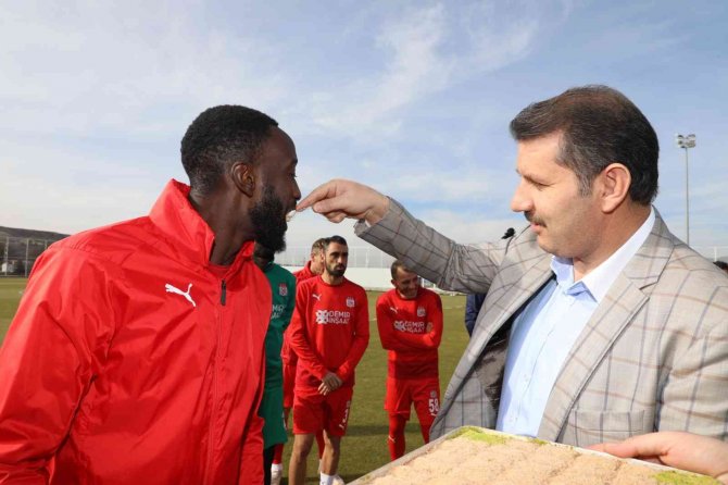 Vali Ayhan’dan Sivasspor’a Baklava Dopingi
