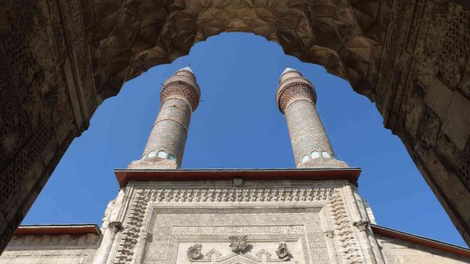 İ̇lhanlı Valisi, Selçuklu Sultanı İle Böyle Boy Ölçüştü