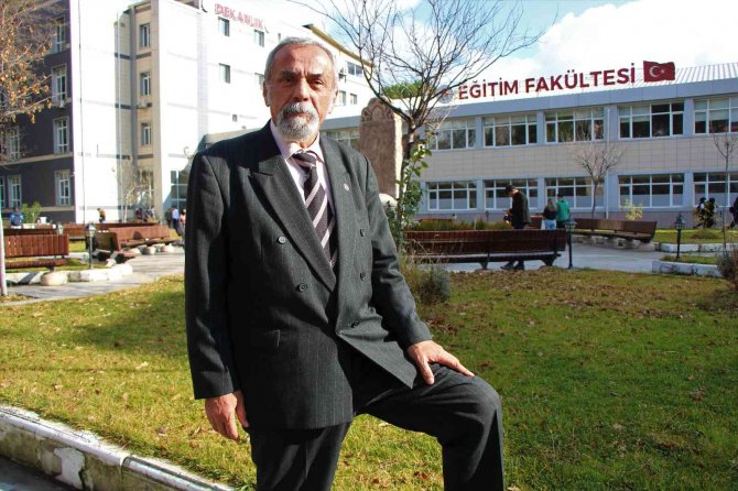 Torunu Yaşındakilerle Aynı Sırada: Görenler Akademisyen Sanıyor