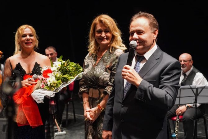Sanatçısı Ayfer Er Bilecik’te Sahne Aldı