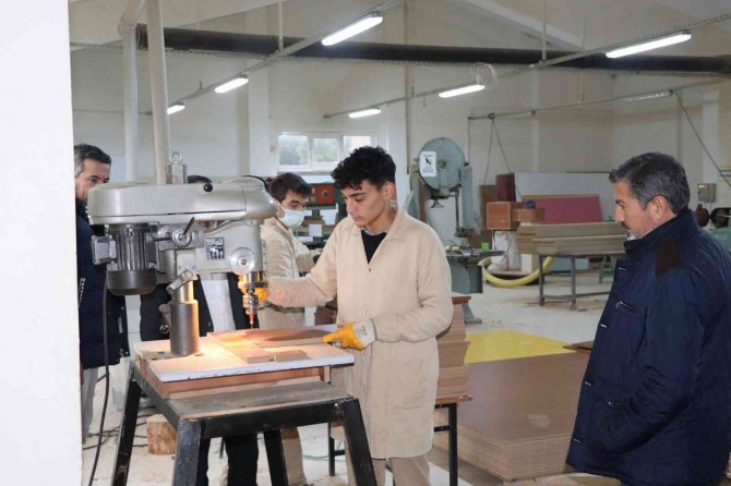 Uçak Yatağan’da Okulları Ziyaret Etti