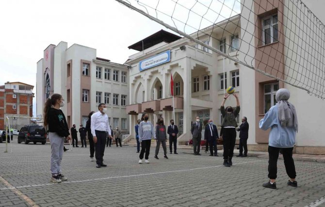 Vali Atay, Öğrencilerle Voleybol Oynadı