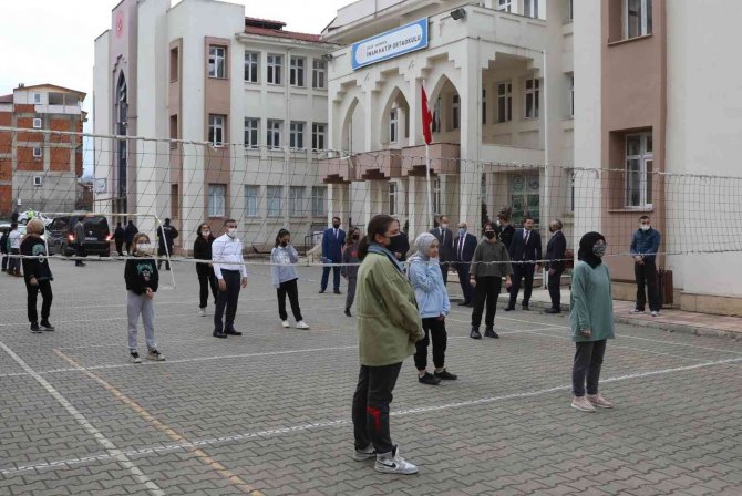 Vali Atay, Öğrencilerle Voleybol Oynadı