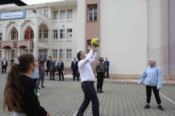 Vali Atay, Öğrencilerle Voleybol Oynadı