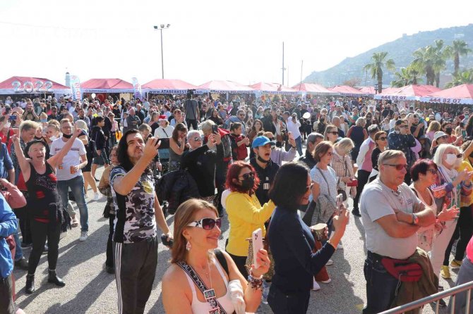 11. Alanya Uluslararası Yeni Yıl Pazarı Açıldı