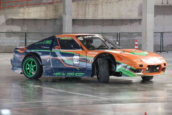Drift Pilotları Başkentliler İçin Lastik Yaktı