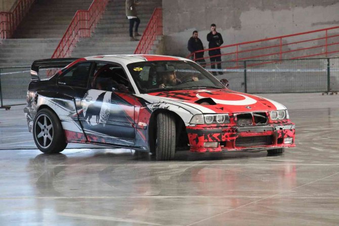 Drift Pilotları Başkentliler İçin Lastik Yaktı