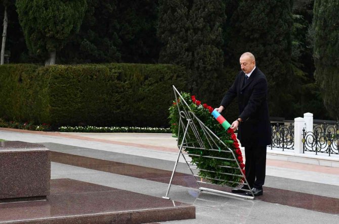 Azerbaycan’ın Ulusal Lideri Haydar Aliyev Vefatının 18. Yılında Bakü’de Anıldı