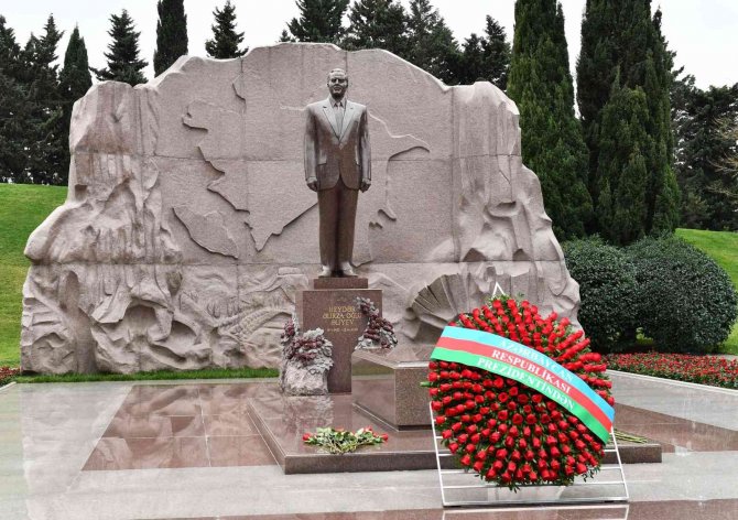 Azerbaycan’ın Ulusal Lideri Haydar Aliyev Vefatının 18. Yılında Bakü’de Anıldı