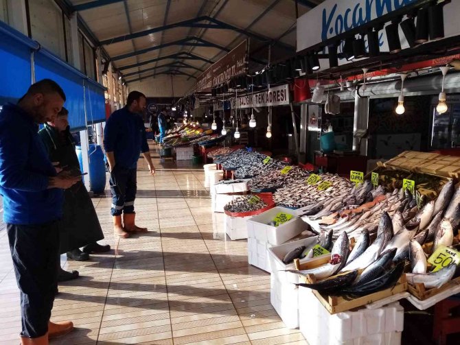 Lodos Durdu Tezgahlar Balık Doldu