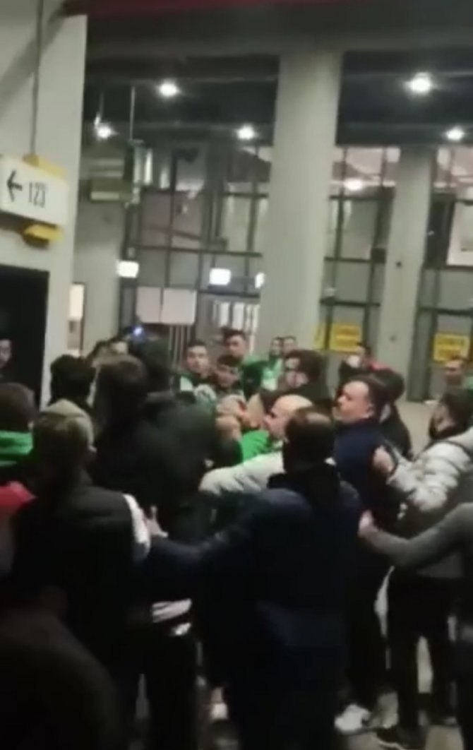 Bursaspor Taraftarlarının Maç Sonrası Tekme Tokat Kavga Anı Kamerada