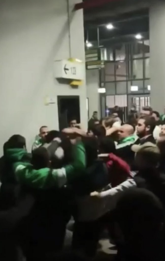Bursaspor Taraftarlarının Maç Sonrası Tekme Tokat Kavga Anı Kamerada