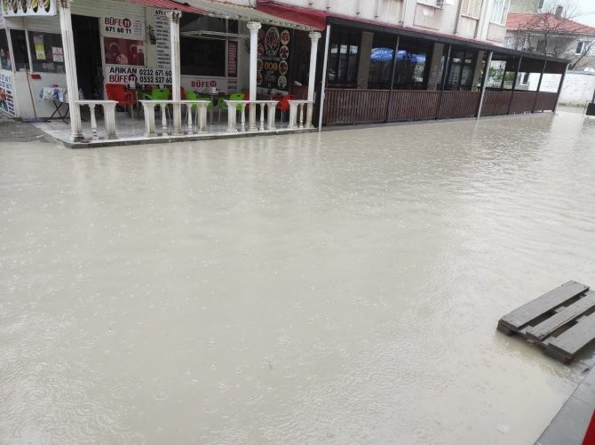 İ̇zmir’i Sağanak Vurdu