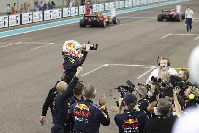 Formula 1’de Şampiyon Max Verstappen