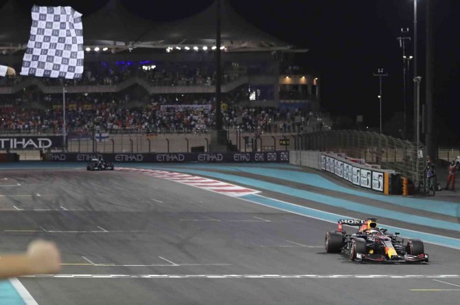 Formula 1’de Şampiyon Max Verstappen