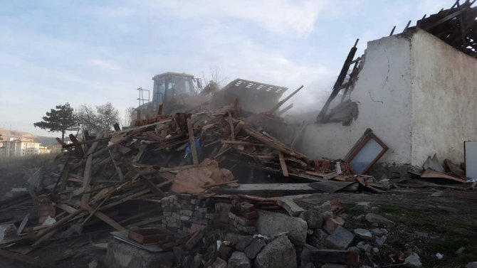Ankara’da Metruk Yapı Yıkıldı