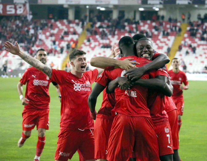 Sivasspor Evinde Yenilmiyor