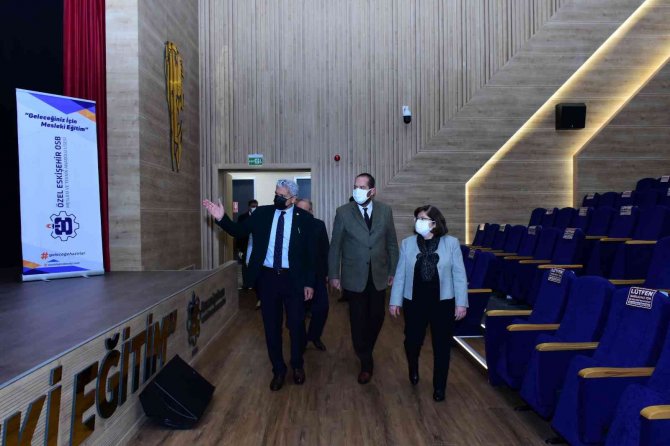 Estü Rektörü Döğeroğlu, Özel Eosb Mesleki Ve Teknik Anadolu Lisesini Ziyaret Etti