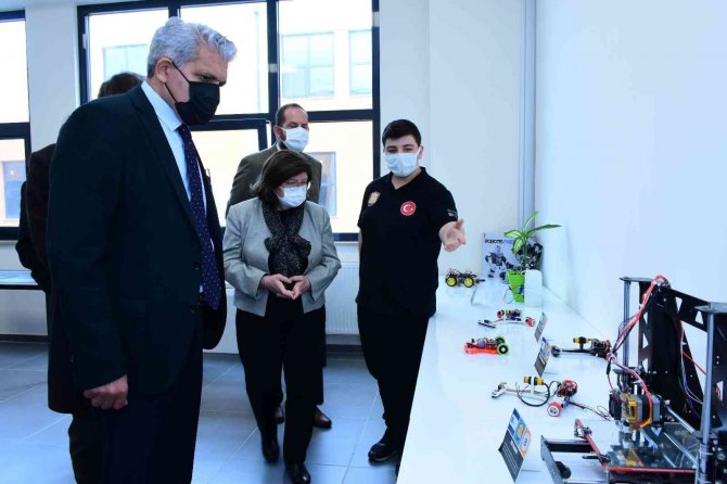 Estü Rektörü Döğeroğlu, Özel Eosb Mesleki Ve Teknik Anadolu Lisesini Ziyaret Etti