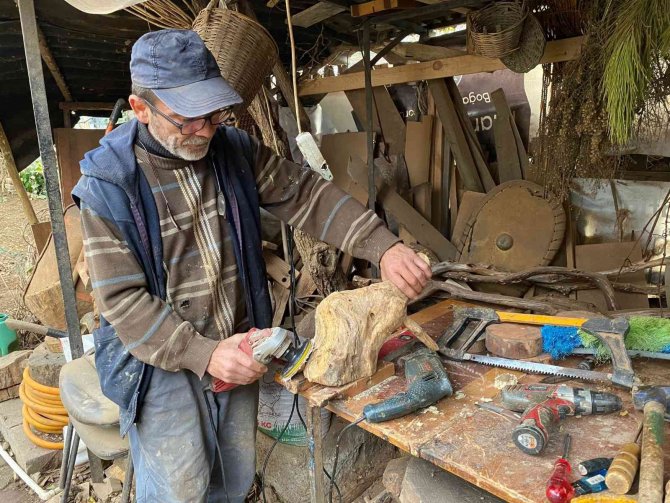 Pandemide İşsiz Kaldı, Ormandan Topladığı Çürük Ağaçlar İle Ortaya Sanat Çıkardı