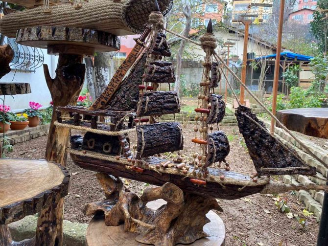 Pandemide İşsiz Kaldı, Ormandan Topladığı Çürük Ağaçlar İle Ortaya Sanat Çıkardı