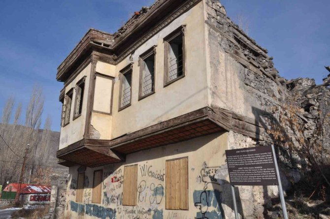 Tarihi Ahmet Tevfik Paşa Konağı’nın 4 Duvarı Kaldı