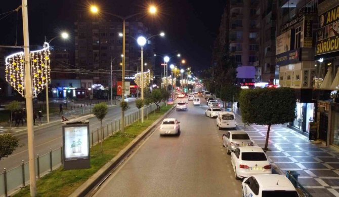 Atatürk Bulvarı Işıklandırıldı