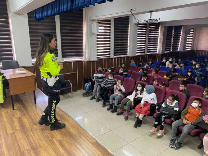 Van Polisinden Öğrencilere Trafik Eğitimi