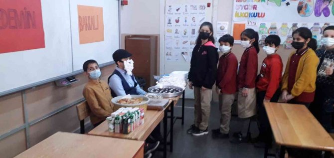 Okudukları Kitabın İçeriğine Uygun Etkinliklerde Eğlenerek Öğreniyorlar