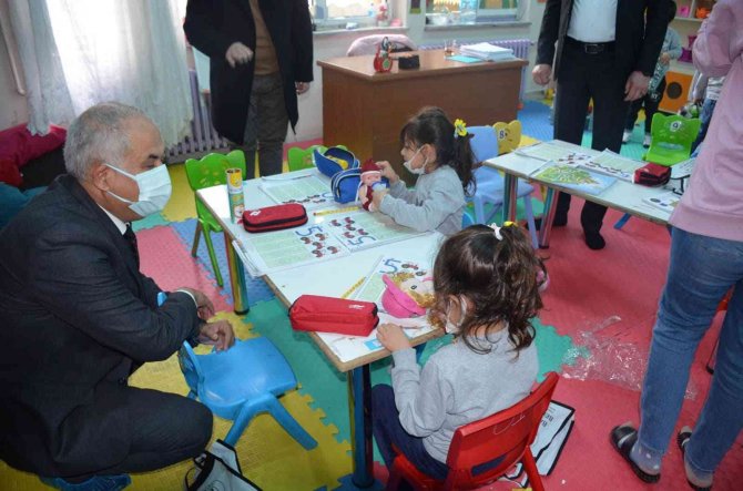 Başkan Amcalarından Minik Öğrencilere Çeşitli Hediyeler