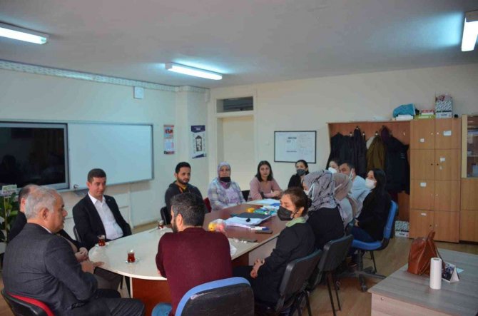 Başkan Amcalarından Minik Öğrencilere Çeşitli Hediyeler