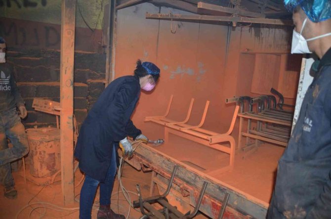 Kadın Öğretmen Yaptığı Kaynakla Erkeklere Taş Çıkarıyor