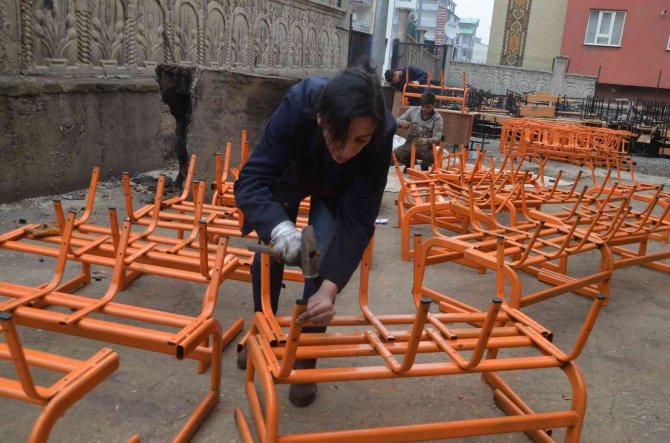 Kadın Öğretmen Yaptığı Kaynakla Erkeklere Taş Çıkarıyor