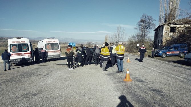 Kamyon İlle Otomobil Çarpıştı: 3 Yaralı