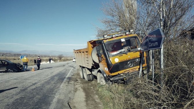 Kamyon İlle Otomobil Çarpıştı: 3 Yaralı