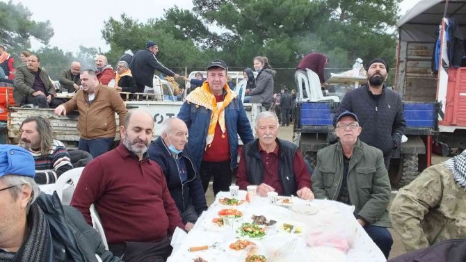 Burhaniye’de Yörük Atkıları Devecilere Süs Oldu