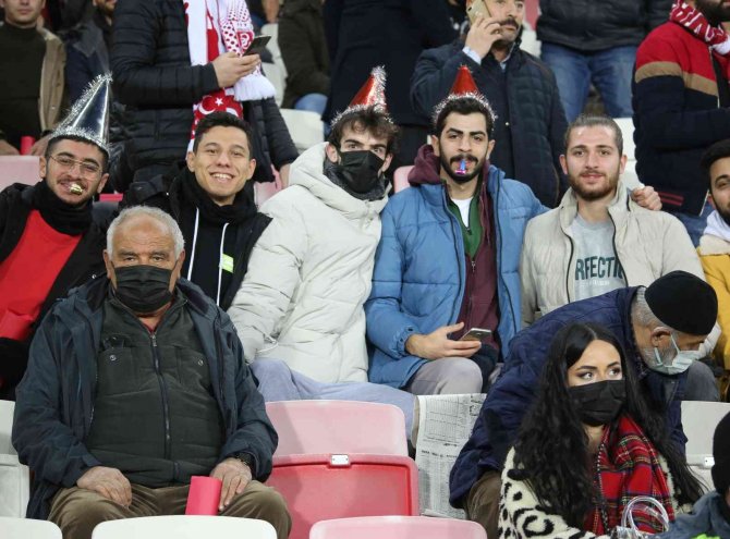 Sivassporlu Taraftarlar Maça Yoğun İlgi Gösterdi