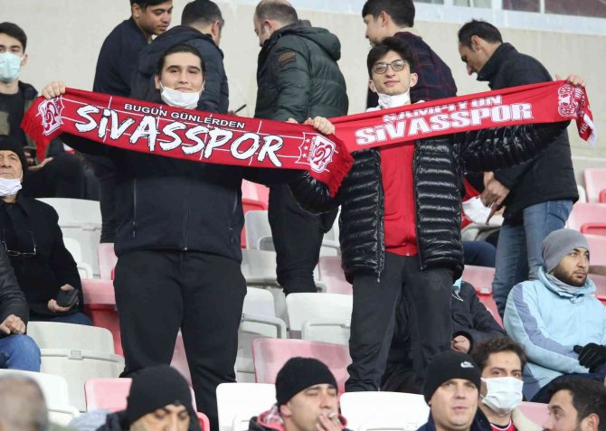 Sivassporlu Taraftarlar Maça Yoğun İlgi Gösterdi