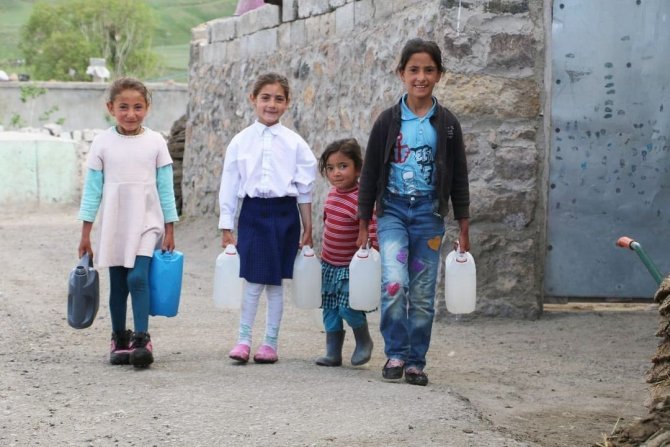 Diyadin’de Mahalle Mahalle Dolaşıp Öğrencilere Fotoğrafçılığı Öretiyor